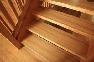 escalier plancher bois franc et Pose et installation de plancher de bois franc ou d'ingénierie à Laval, Montréal, St-Jérôme, Blainville, Terrebonne, Brossard, Longueuil, sur la Rive-Nord et la Rive-Sud de Montréal